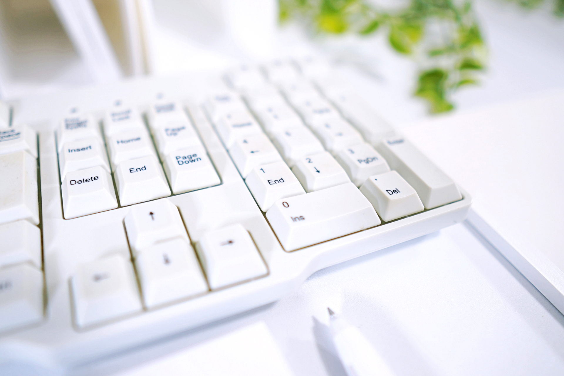 白いパソコンのキーボード