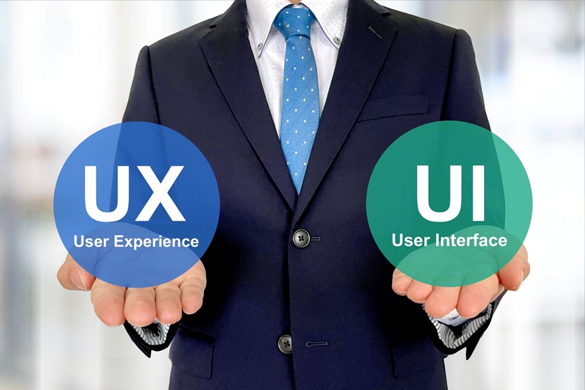UXとUIを表すパネルを持つ人物